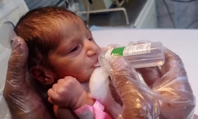 Ein neugeborenes Mädchen. Quelle: Youtube Screenshot