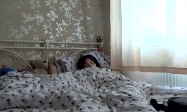 Frau im Bett. Quelle: Youtube Screenshot