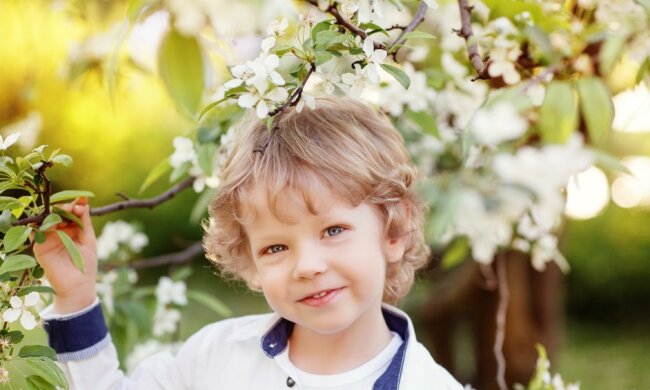 Ein 3-jähriges Kind putzt die Böden im Supermarkt allein: so hilft es seiner Mutter