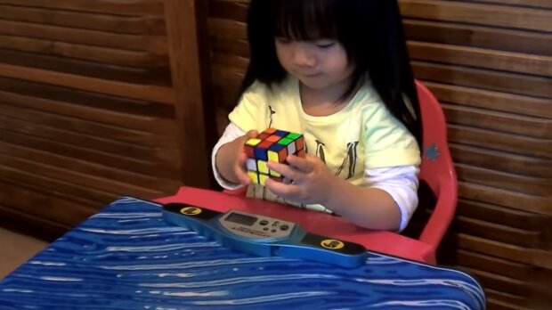 Mädchen spielt mit einem Spielzeug (Symbolbild). Quelle: Youtube Screenshot