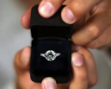 Nachdem er einer Frau ihren Ring gestohlen hatte, machte Mann einer anderen einen Heiratsantrag, Details