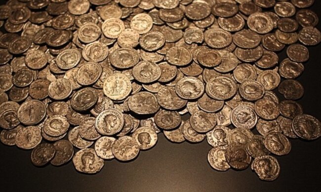 Das Paar fand auf dem Dachboden Schatz im Wert von 25 Tausend Dollar und begann die Suche nach seinem Besitzer