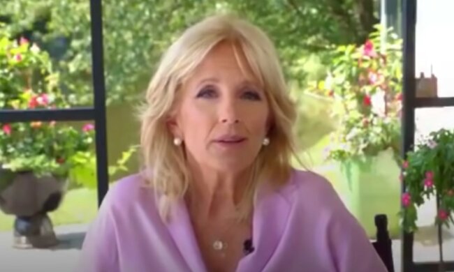 Nachlässigkeit in den Outfits der neuen First Lady. Quelle: Screenshot YouTube