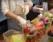 15 Euro für Früchte im Plastikbecher? Quelle: Youtube Screesnhot