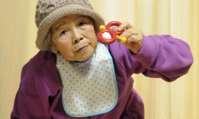 Die japanische Großmutter wurde mit 72 Jahren Fotografin und macht heute lustige Selbstporträts