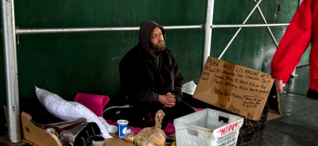 Eine Frau gab einem Obdachlosen Essen und fand einen Tag später heraus, dass ein berühmter Schauspieler sich als Obdachloser verkleidet hatte
