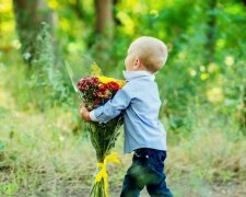 Er liebt Mama: ein Junge mit einem Rosenstrauß, der zum Sohn des Jahres ernannt wurde