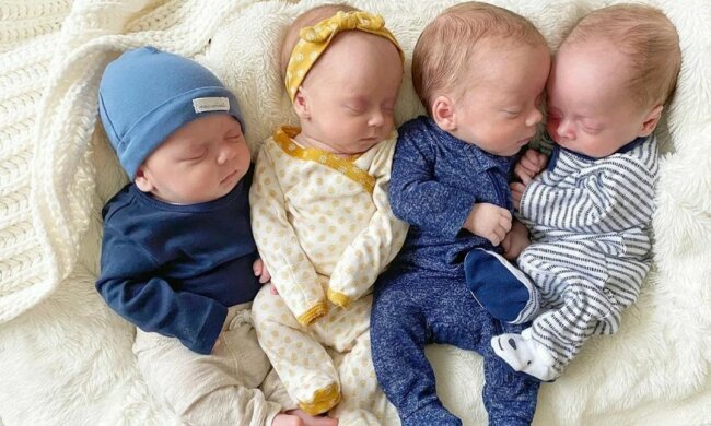 Die Mutter fand einige Wochen nach der Adoption von vier Kindern heraus, dass sie mit einer Vierlinge schwanger war