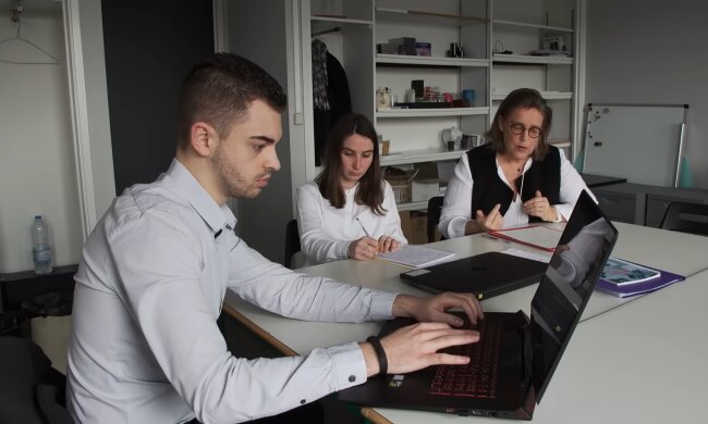 „Die moderne Jobsuche frisst junge Talente auf. Quelle: Youtube Screenshot