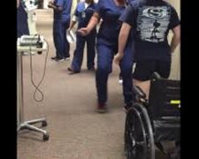 Die Krankenschwester konnte die Tränen nicht zurückhalten, als die Patientin, die sich nicht bewegen konnte, wieder zu laufen begann
