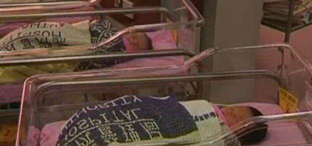 Frau bringt sechs Tage nach dem ersten Kind Zwillinge zur Welt, Details
