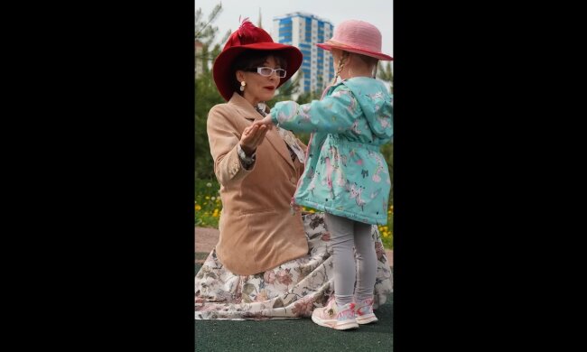 Oma mit Enkelin. Quelle: Youtube Screenshot