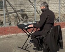 Ein Video zeigt, wie der Direktor des Zoos von Odessa in Quarantäne einen Synthesizer für seine Schützlinge spielte: Für jedes Tier wählte er eine separate Komposition und die Kamera erledigte ihre Arbeit