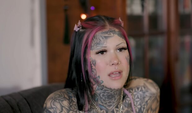 Sie hat eine Menge Tattoos. Quelle: Youtube Screenshot