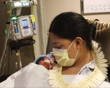 Lavinia "Lavi" Mounga mit ihrem neugeborenen Baby. Quelle: YouTube Screenshot