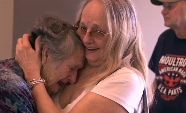 Der Mutter wurde gesagt, dass ihre neugeborene Tochter weg sei und das Baby zur Adoption freigegeben wurde. 70 Jahre später trafen sie sich