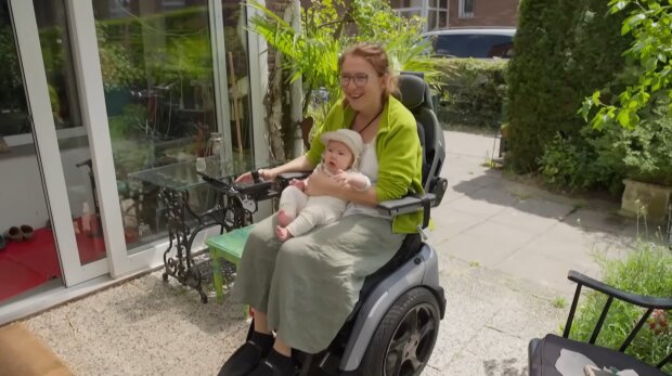 „Ich liebe mein Kind, aber die Einsamkeit erdrückt mich jeden Tag“. Quelle: Youtube Screenshot