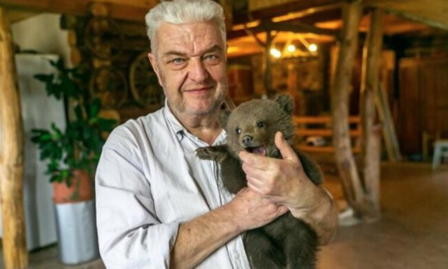Ein Bauer rettete ein verwaistes Bärchen, das auf der Suche nach Nahrung im Dorf herumirrte