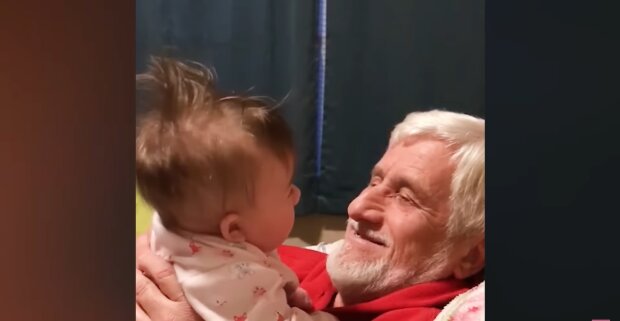Ein Großvater, der jedes Lächeln seiner Enkelin zaubert. Quelle: Youtube Screenshot