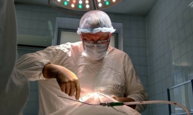 Arzt ohne Urlaub: der Chirurg führt kontinuierlich kostenlose Operationen für Kinder auf der ganzen Welt durch