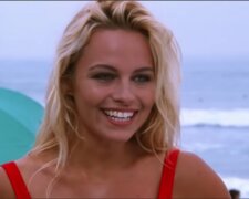 "Sie wollte wie ihr Idol sein": Wie das Mädchen aussieht, das 50.000 Euro ausgegeben hat, "um Pamela Anderson zu werden"