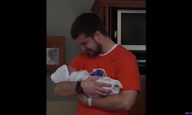 Mann fand das Kind vor einem Geschäft. Quelle: Youtube Screenshot