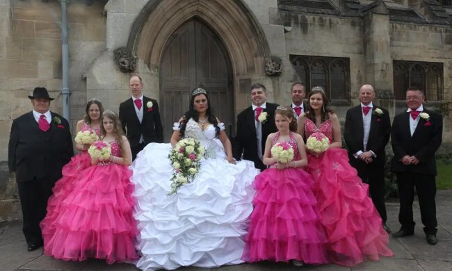 Die Britin heiratete in einem riesigen Kleid, das 63 Kilo wog