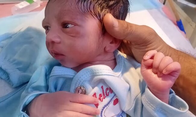 Ein Neugeborenes (Symbolbild). Quelle: Youtube Screenshot