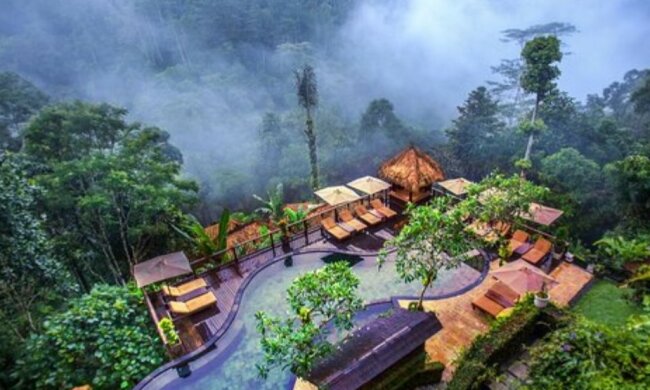 Ein Mann hat mit eigenen Händen einen unterirdischen Pool mitten im Dschungel gebaut, Details