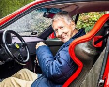 Alter ist kein Hindernis: Wie ein 80-jähriger Mann seinen Ferrari gerne fährt