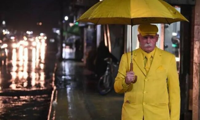 Warum ein alter Mann schon seit 35 Jahren die Kleidung nur einer Farbe trägt