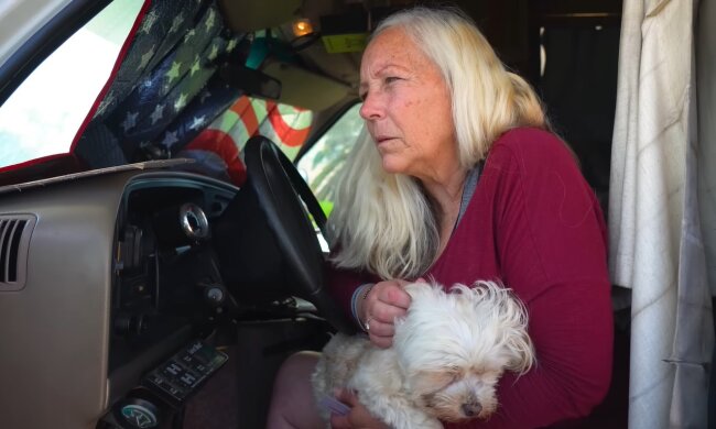 Das Schicksal einer 60-jährigen Frau, die mit ihrem Hund im Auto lebt. Quelle: Youtube Screen