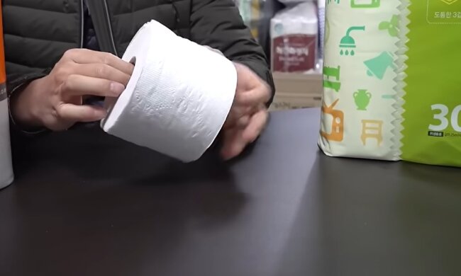 Auf den ersten Blick griff Robin Greenfield zu Handtuchresten und Taschentüchern. Quelle: Youtube