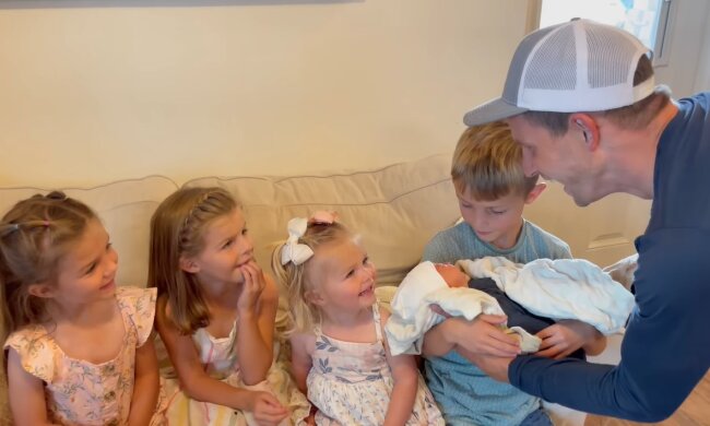 Eine Familie mit fünf kleinen Kindern. Quelle: Youtube Screenshot