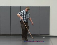 „Mit 63 fege ich Flure, während andere ihren Ruhestand genießen: das ist mein Leben“