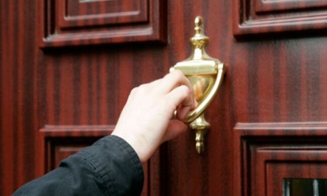 Nachbarin weckte die Familie durch Klopfen an der Tür, und sie waren froh: Die Frau hat ihnen das Leben gerettet