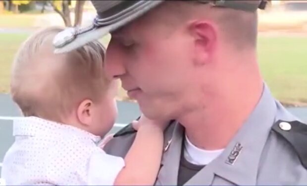 Polizist Aaron kam einer Mutter zu Hilfe. Quelle: Screenshot Youtube