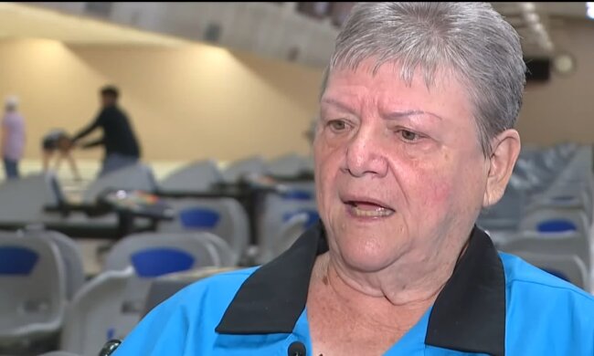 Frau, die ihr Augenlicht verloren hat und der gesagt wurde, sie würde nie wieder laufen, kehrt 40 Jahre später zum Bowling zurück