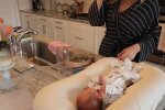 Die Kunst der Multitasking-Mutter. Quelle: Youtube Screenshot