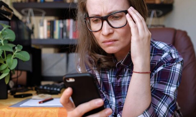 Eine Frau liest die Briefe ihres jugendlichen Sohnes. Quelle: Legion-Media
