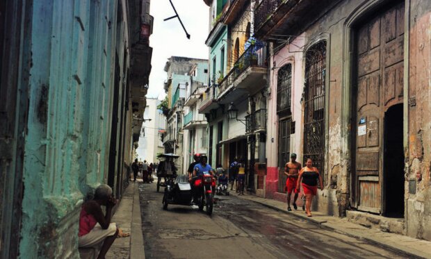 Warum einige Fenster in Kuba kein Glas und Wänden keine Papiertapeten haben