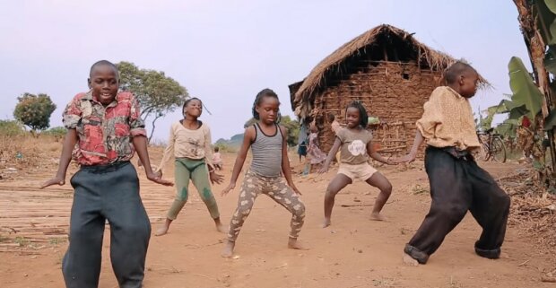 Eddie Kenzo und andere Kinder aus Afrika “erleuchten Herzen” mit ihrem Tanz: Schwierigkeiten brachen unter dem Ansturm von Talenten zusammen