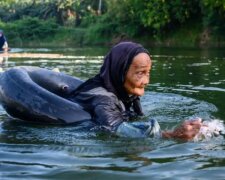 3 km Schwimmen 80 alte Frauen, die zu alt sind, um Trinkwasser zu holen