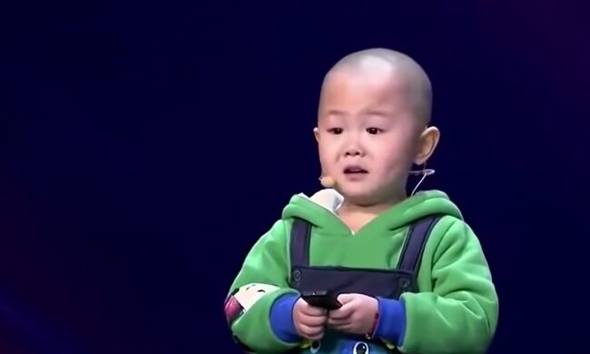 Ein 7-jähriger Junge hat sich den Kopf rasiert. Und das ist kein Widerspruch zur Gesellschaft, sondern der beste Ausdruck der Freundschaft