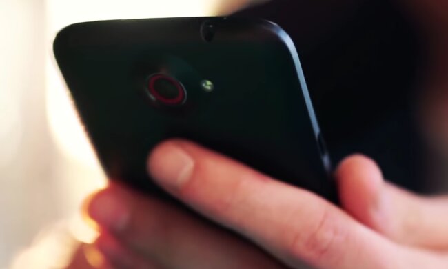 Frau fand eine Nachricht für sie im Handy ihres Mannes. Quelle: Screenshot Youtube