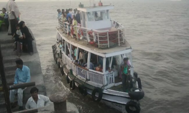 Ein 60-jähriger Mann sprang furchtlos aus 12 Metern Höhe ins Wasser, um eine Frau zu retten