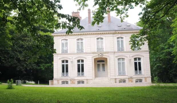 Wie eine Nacht im Bett von Karl Lagerfeld ein Haus vergoldet. Quelle: Youtube Screenshot