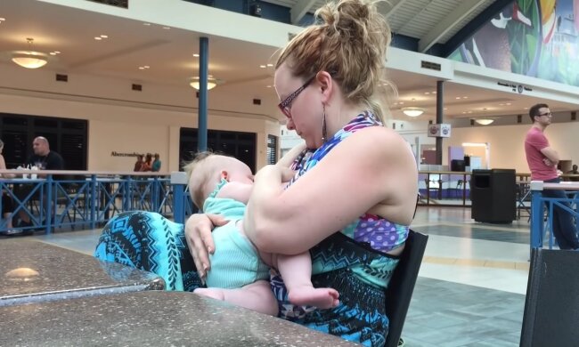 Eine junge Mutter stillt ihr Baby. Quelle: Youtube Screenshot