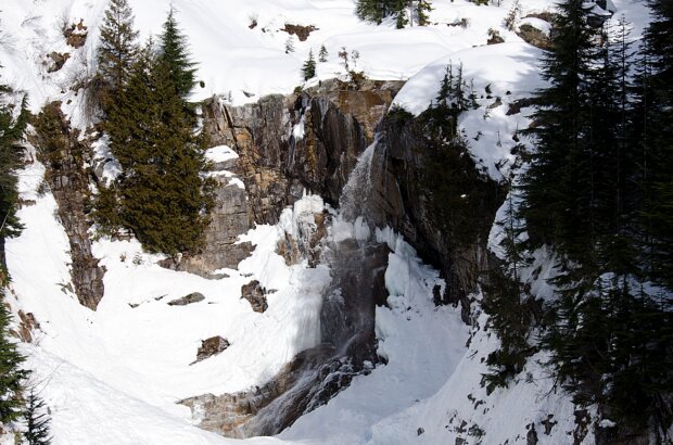 Tourist steckte in 1500 Metern Höhe in den Bergen fest: Wie durch ein Wunder waren Retter in der Nähe. Details