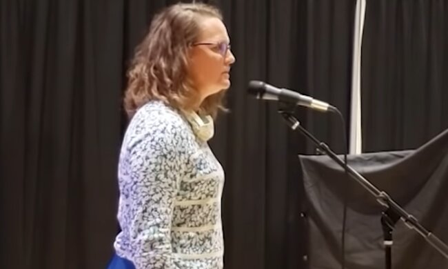 Wenn man das Talent von Kindheit an entwickelt: Die Frau sagte in einer Minute 56 Worte rückwärts und geriet in das Rekordbuch